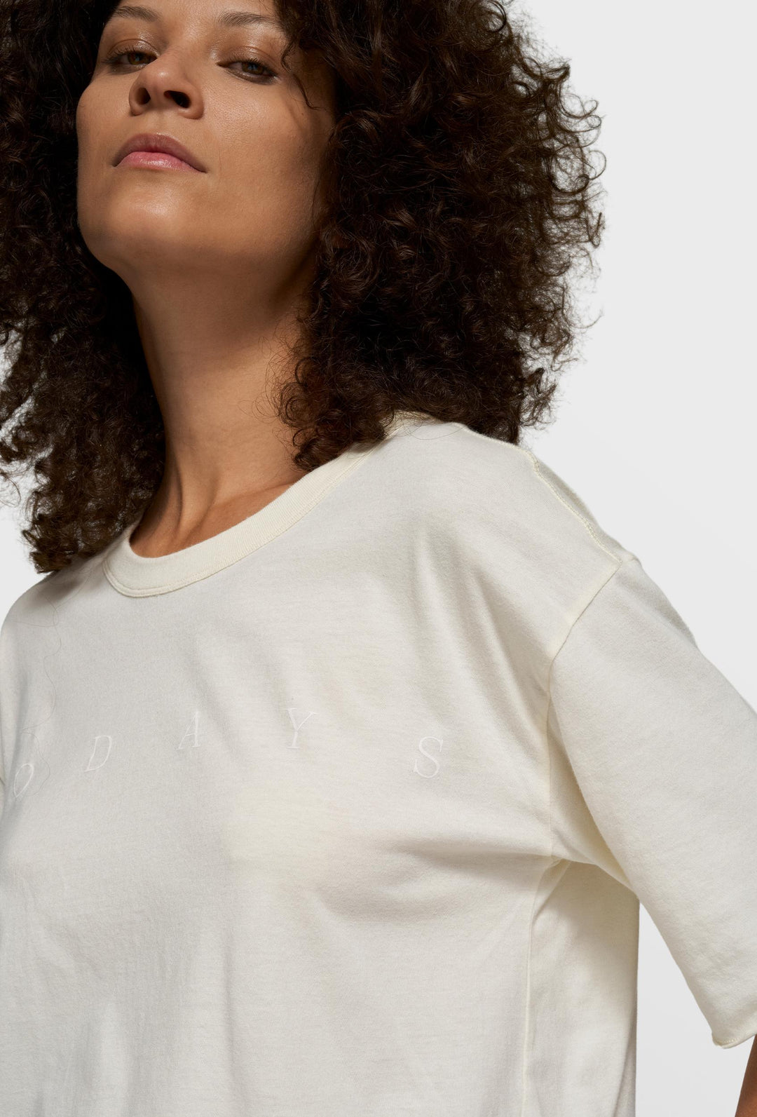 Kremowy t-shirt oversize z subtelnym haftowanym logo