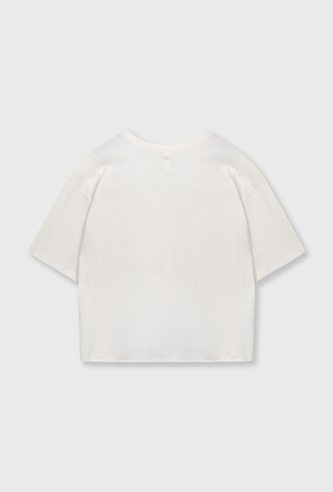 Kremowy t-shirt oversize z subtelnym haftowanym logo