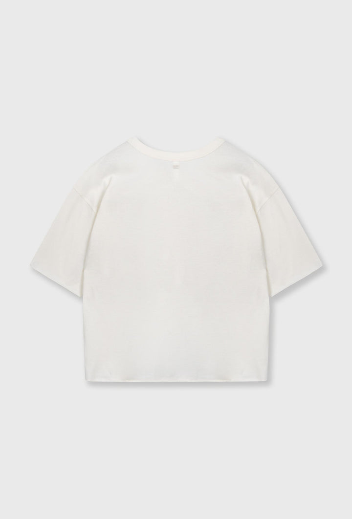 Kremowy t-shirt oversize z subtelnym haftowanym logo