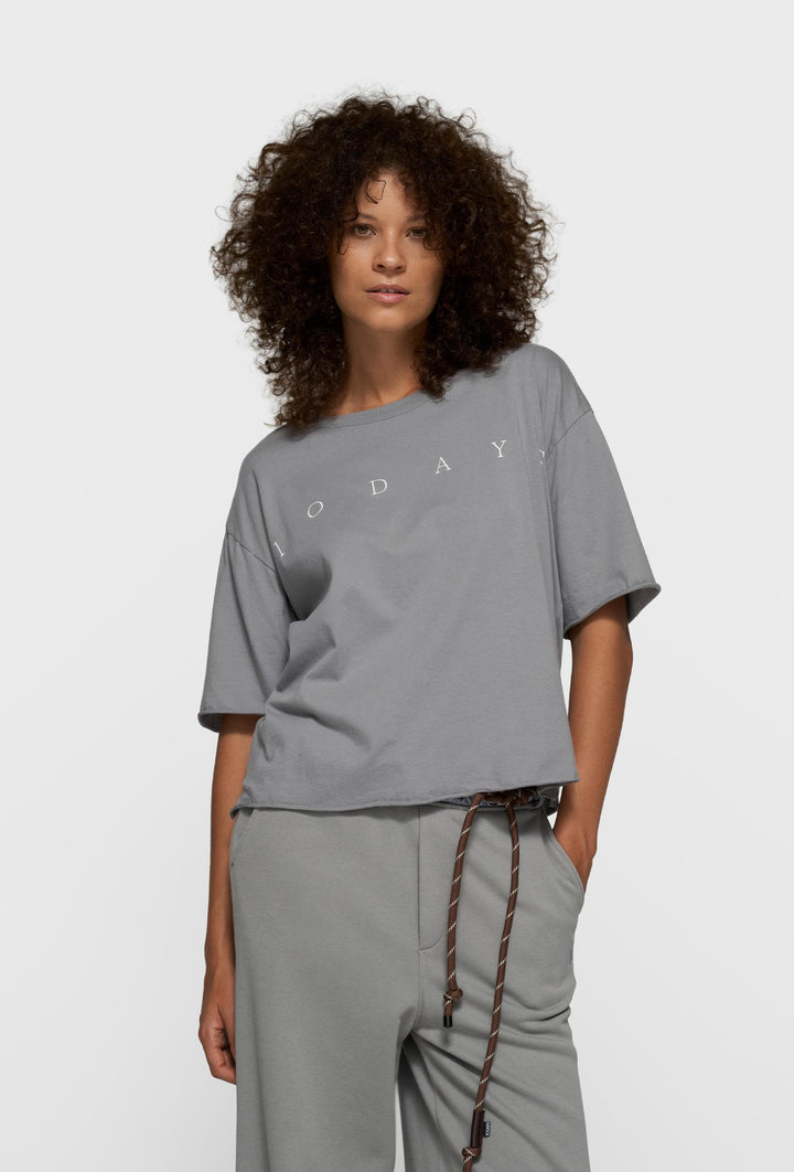 Szary bawełniany t-shirt oversize z białym napisem