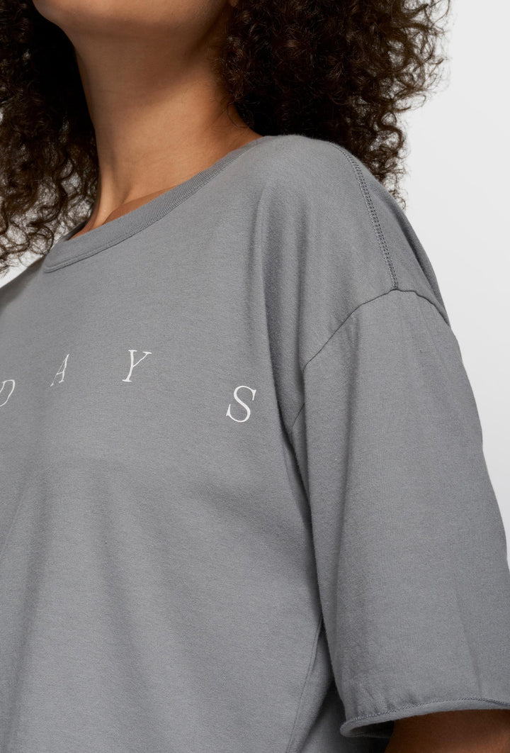 Szary bawełniany t-shirt oversize z białym napisem