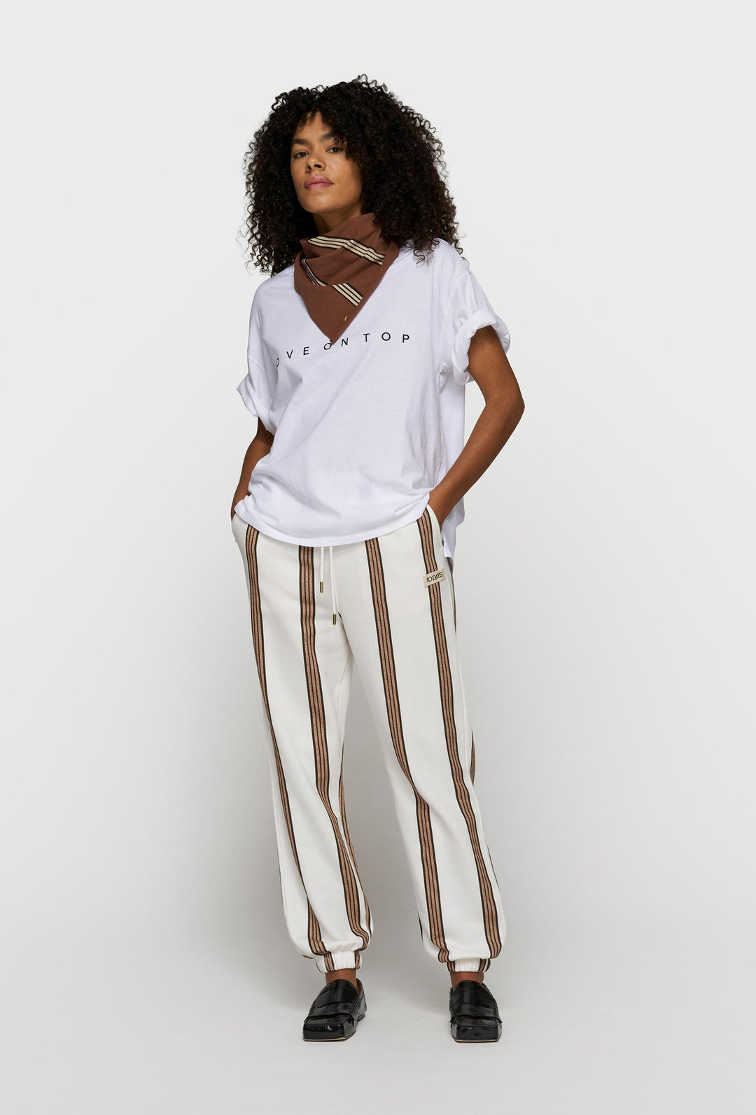 Oversizowy T-shirt w białym kolorze