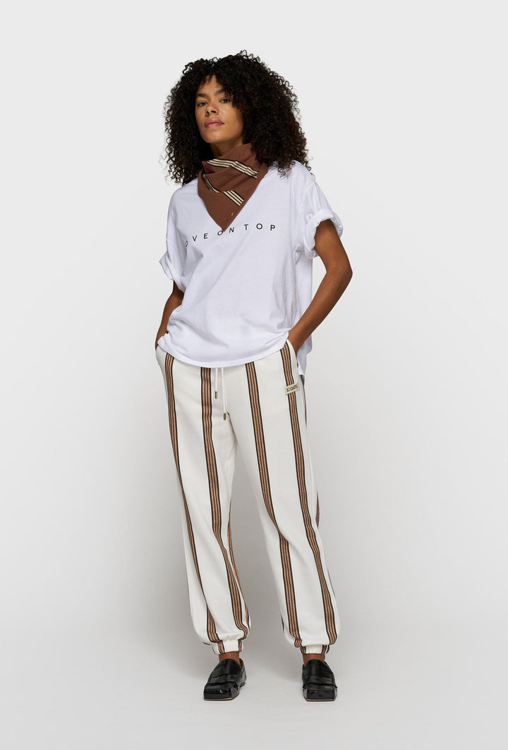 Oversizowy T-shirt w białym kolorze