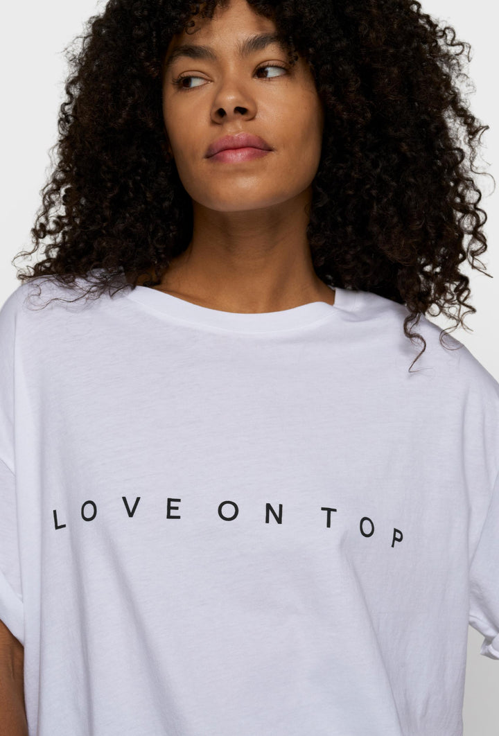 Oversizowy T-shirt w białym kolorze