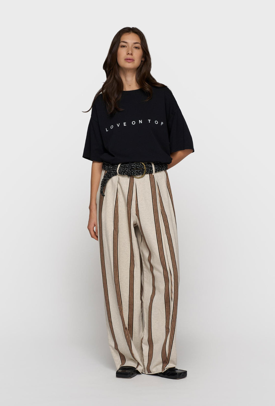 Oversizowy t-shirt z napisem w czarnym kolorze