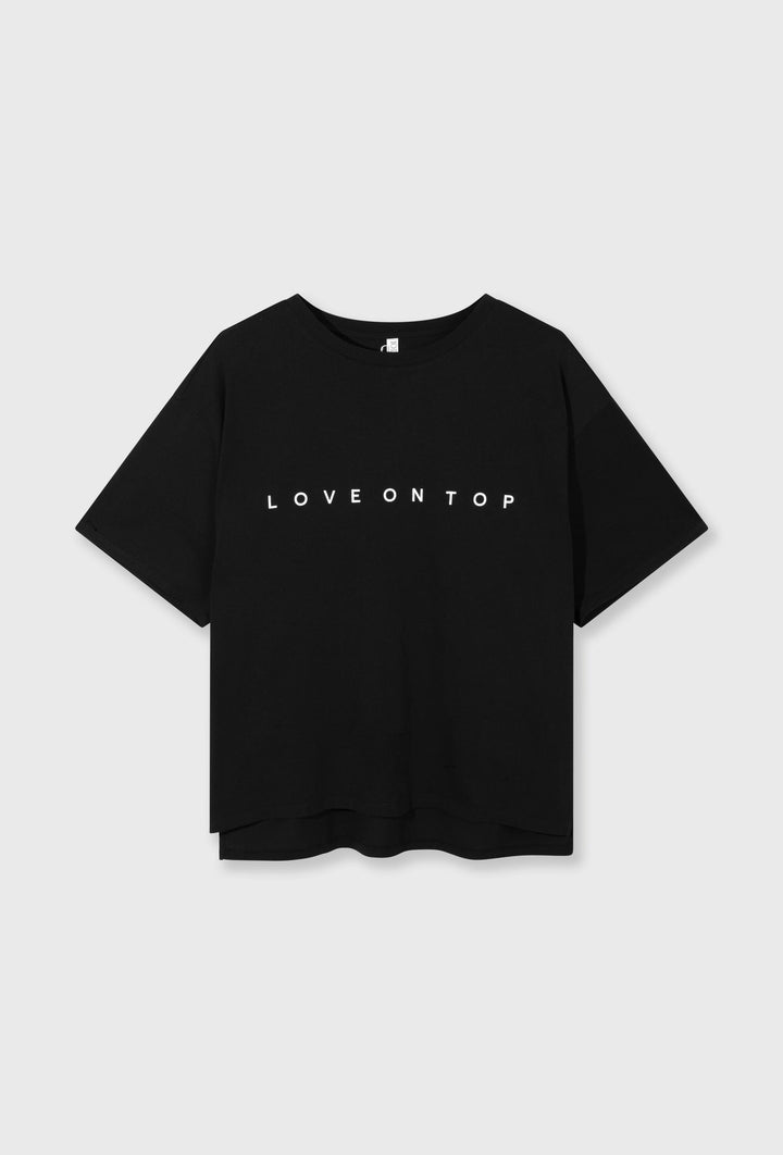 Oversizowy t-shirt z napisem w czarnym kolorze