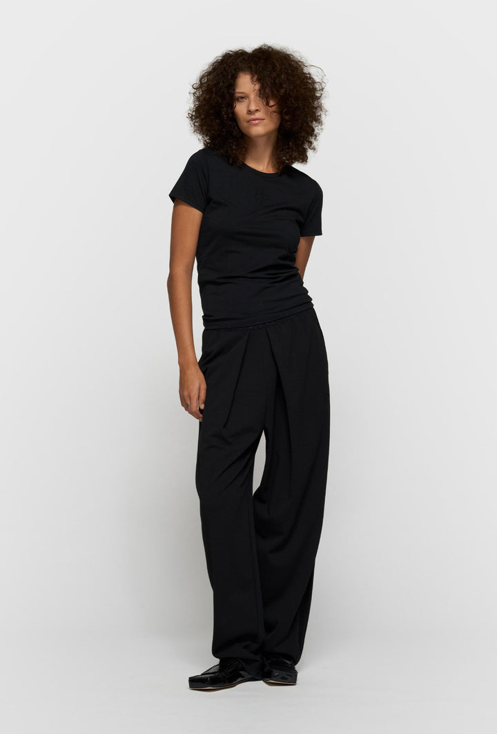 Czarny T-shirt z haftowanym logo