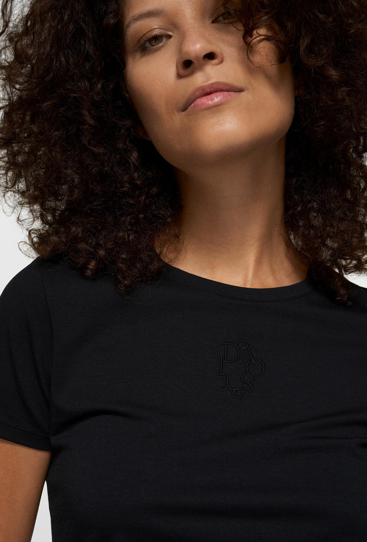 Czarny T-shirt z haftowanym logo