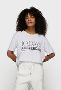 Jasnoszary t-shirt z kontrastowym nadrukiem