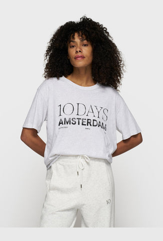 Jasnoszary t-shirt z kontrastowym nadrukiem