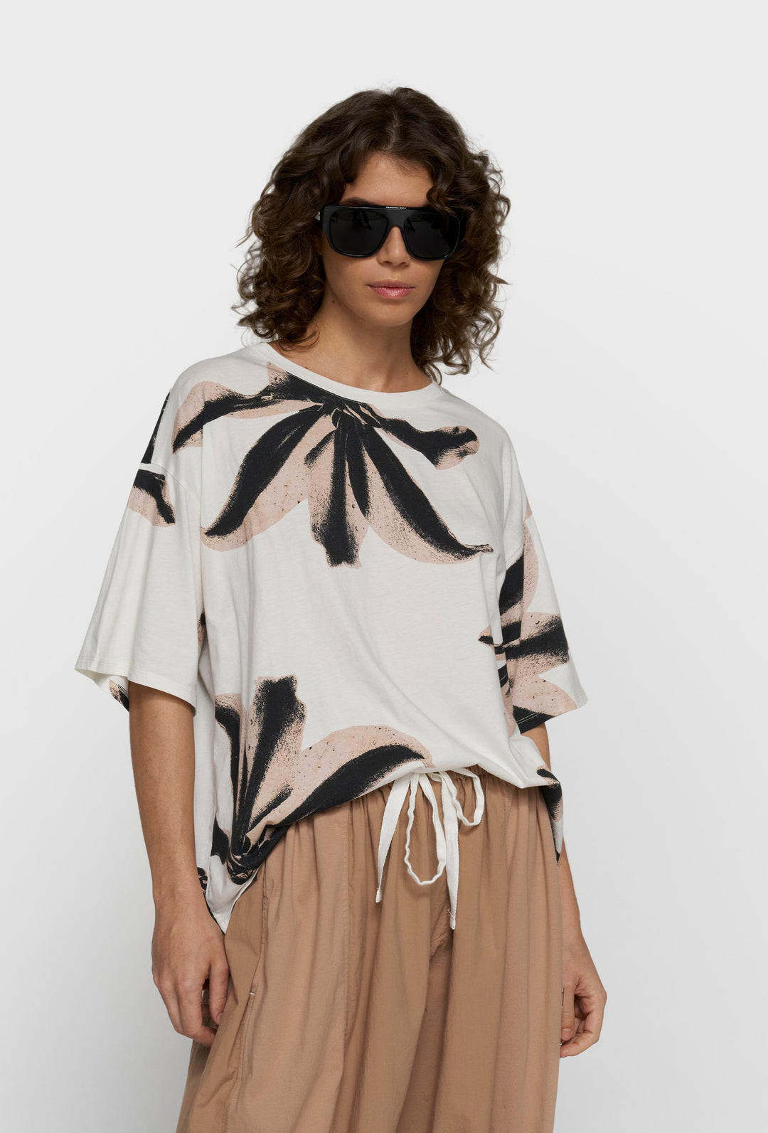Oversize T-shirt z kwiatowym nadrukiem ecru