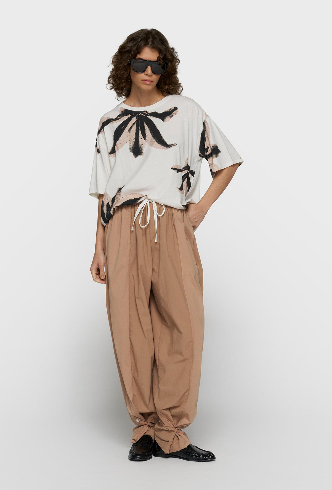 Oversize T-shirt z kwiatowym nadrukiem ecru