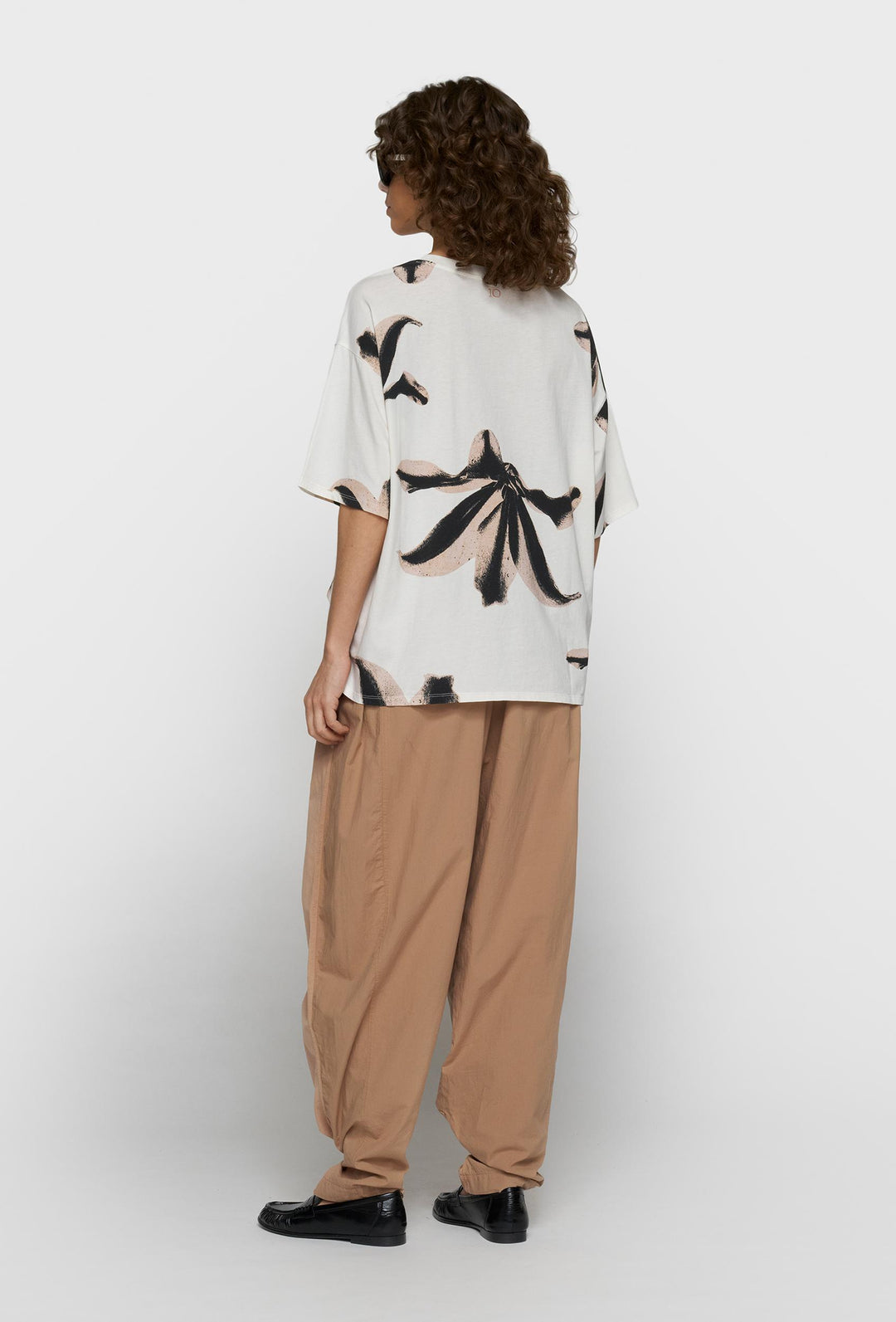 Oversize T-shirt z kwiatowym nadrukiem ecru