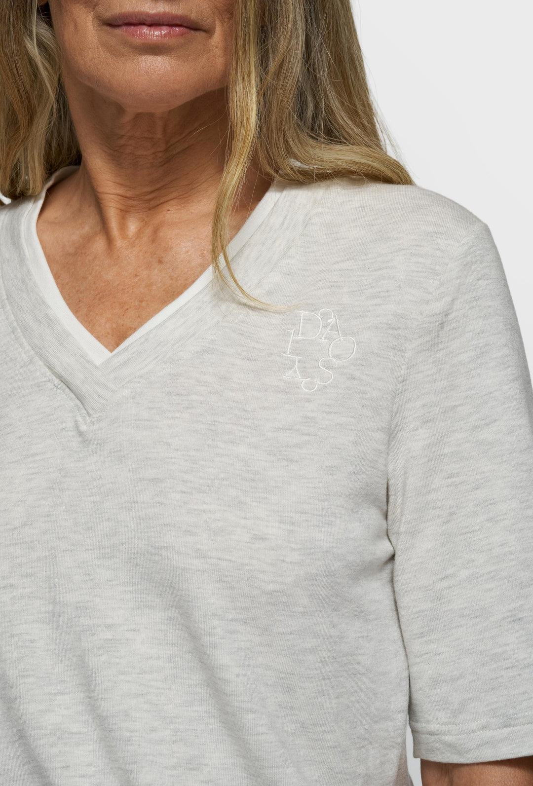 T-shirt z dekoltem V i haftowanym logo