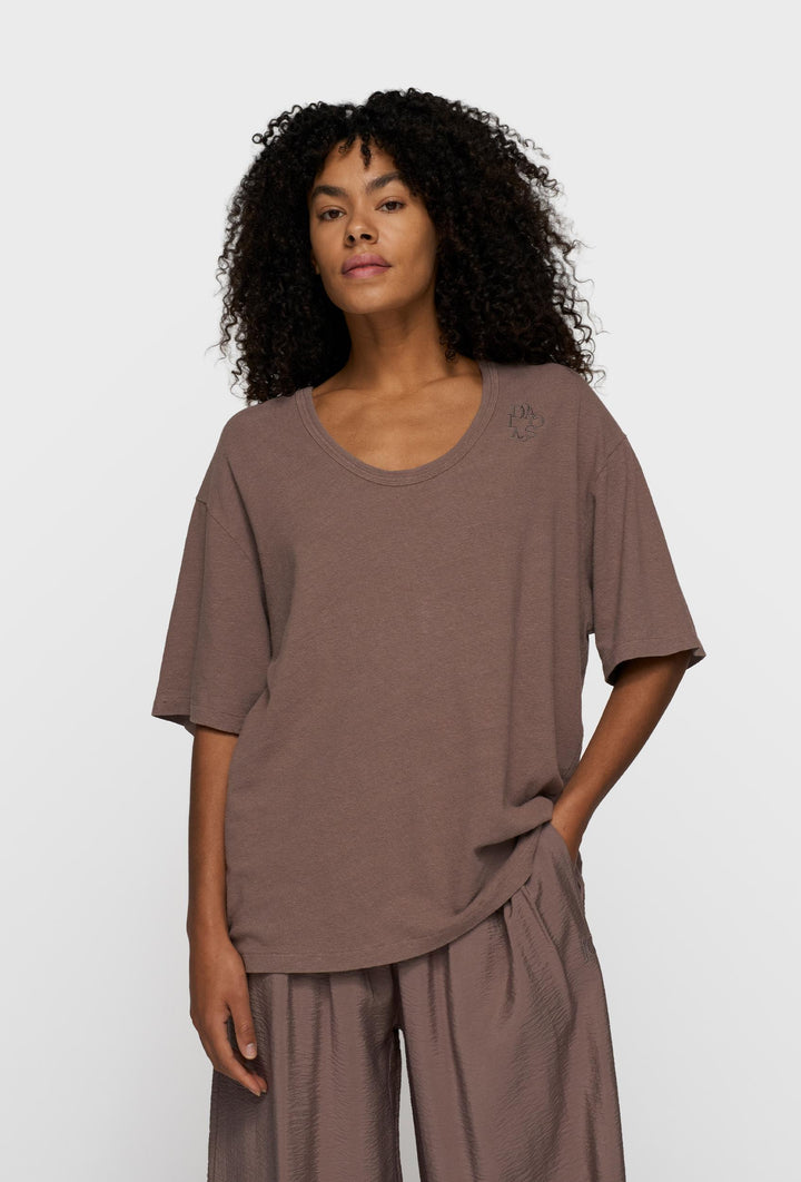 Luźny t-shirt z orągłym dekoltem w kolorze taupe