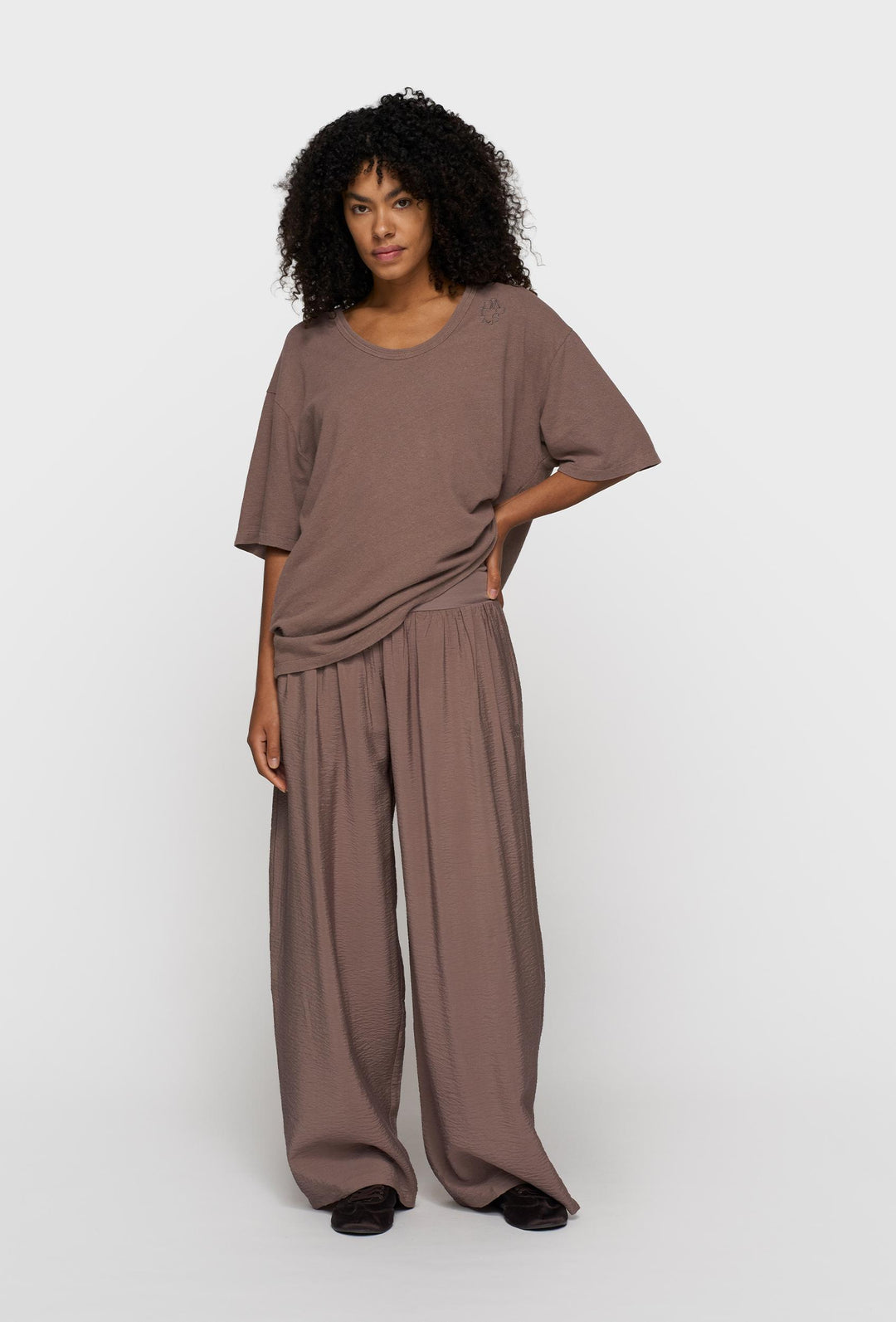 Luźny t-shirt z orągłym dekoltem w kolorze taupe