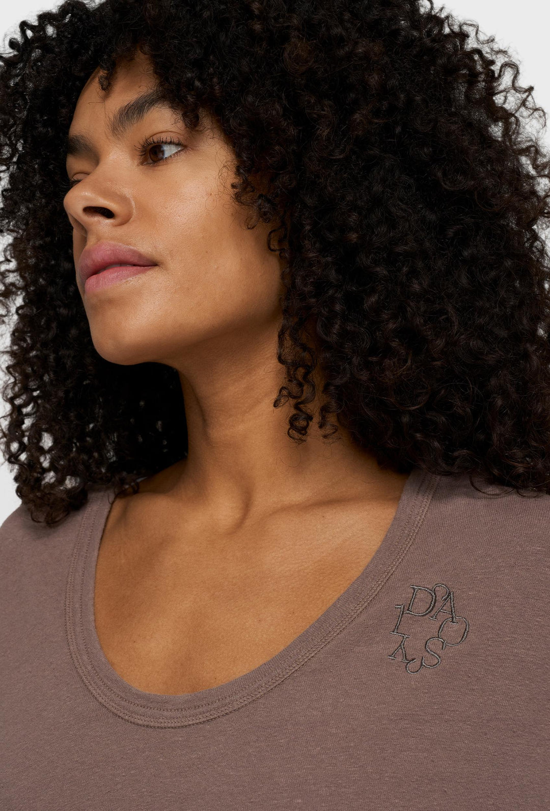 Luźny t-shirt z orągłym dekoltem w kolorze taupe