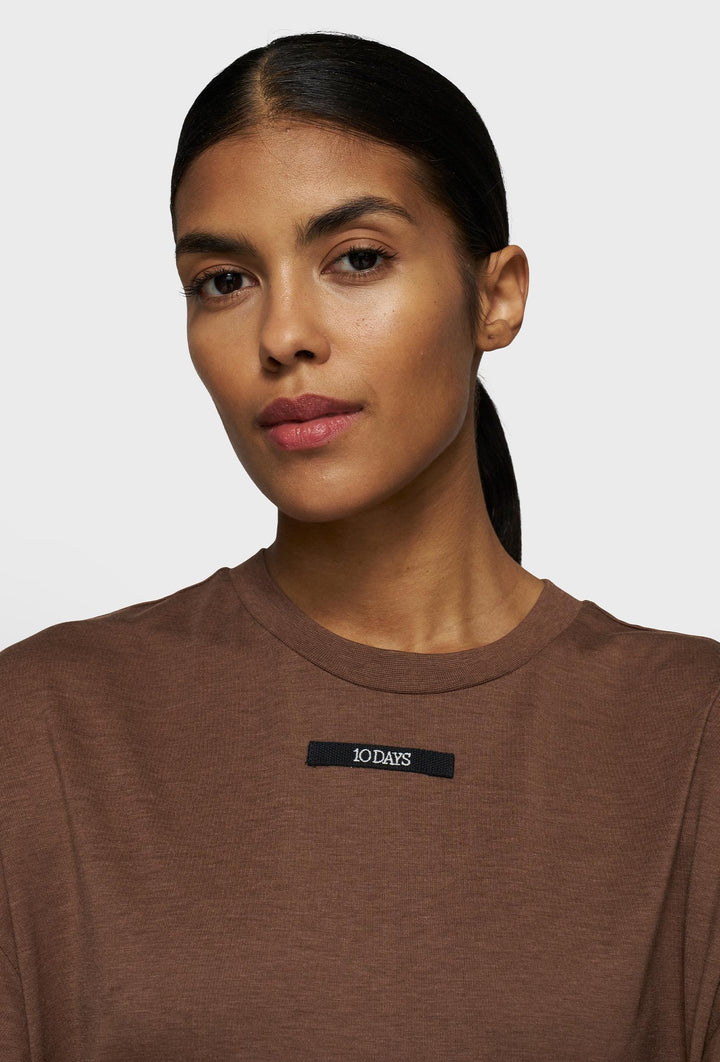 Brązowy t-shirt oversize z minimalistycznym logo