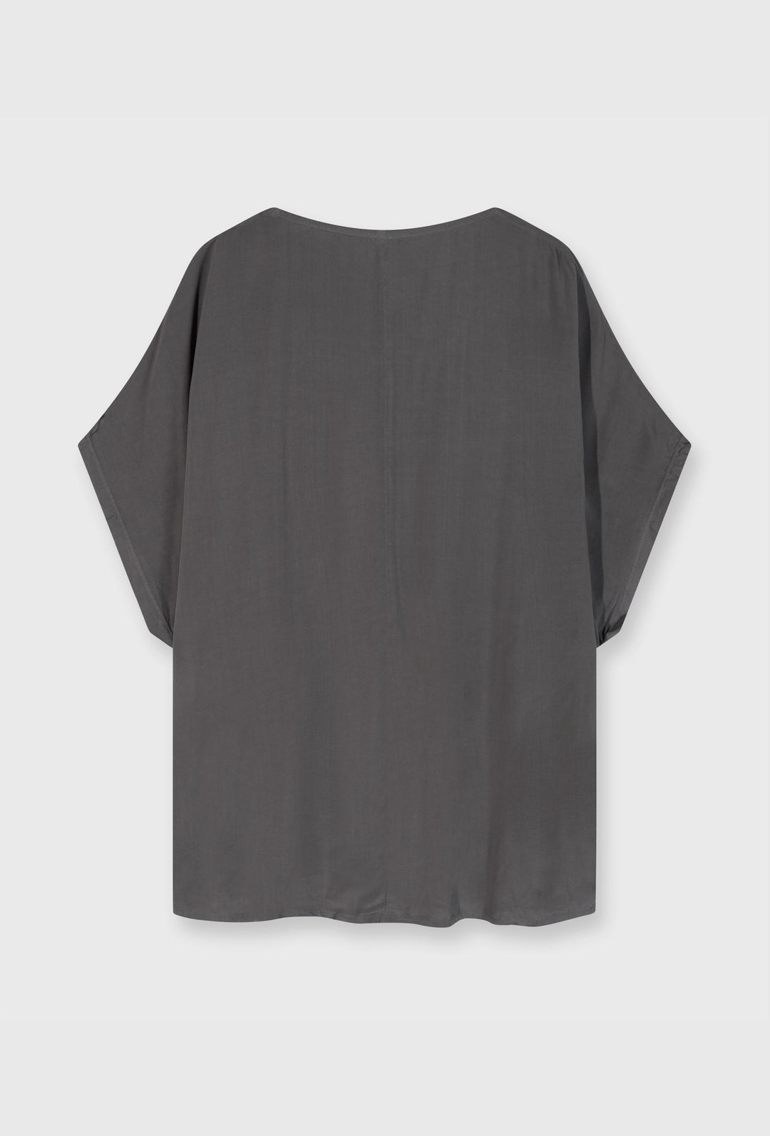 T-shirt ze zwiewnego materiału z dekoltem "V" w szarym kolorze