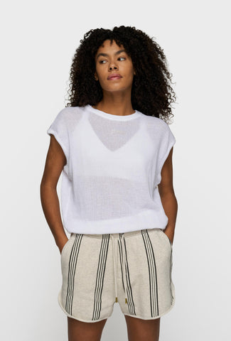 Lekki top w białym kolorze o siateczkowej strukturze