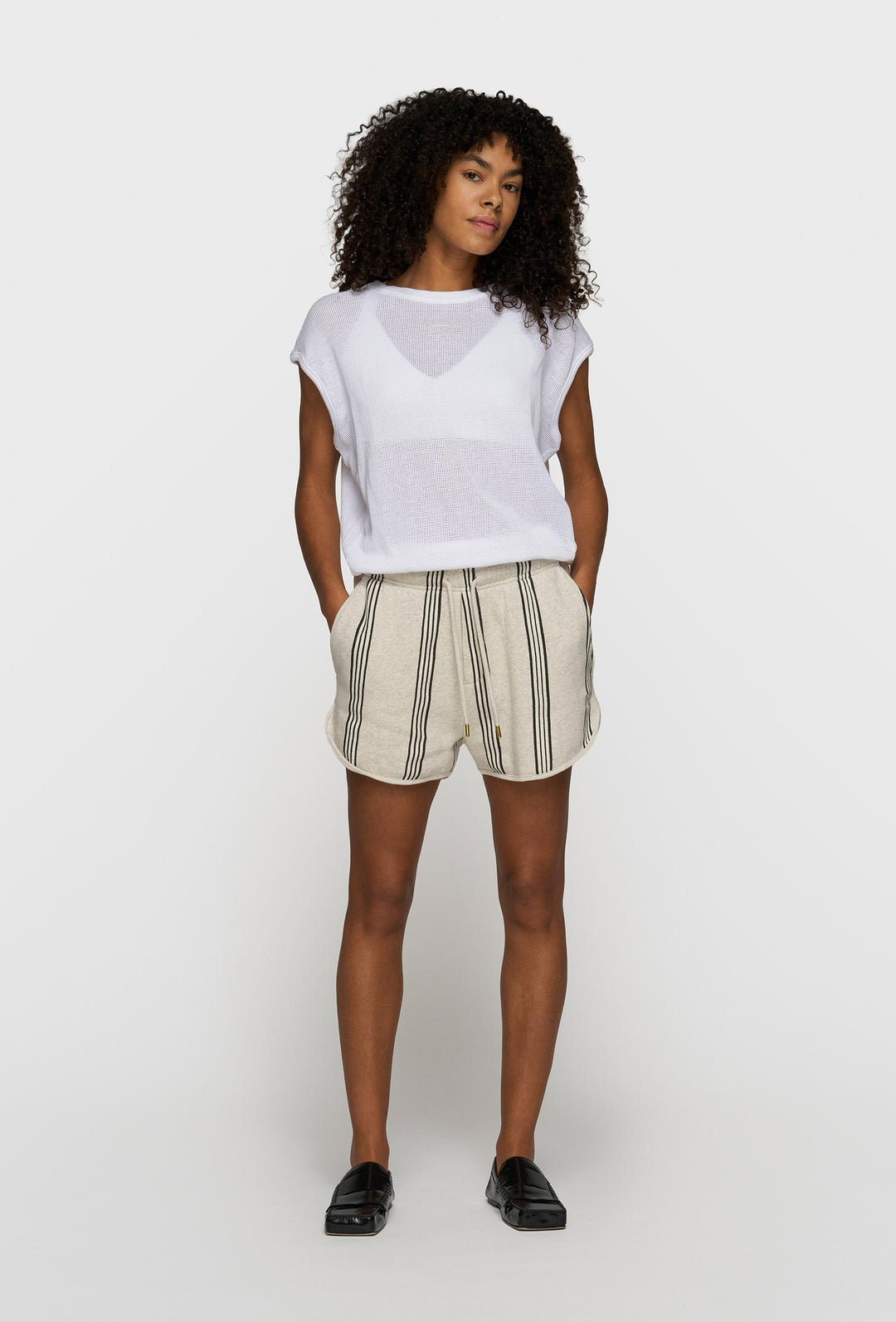 Lekki top w białym kolorze o siateczkowej strukturze