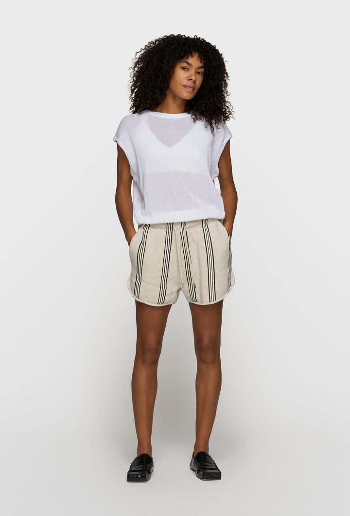 Lekki top w białym kolorze o siateczkowej strukturze