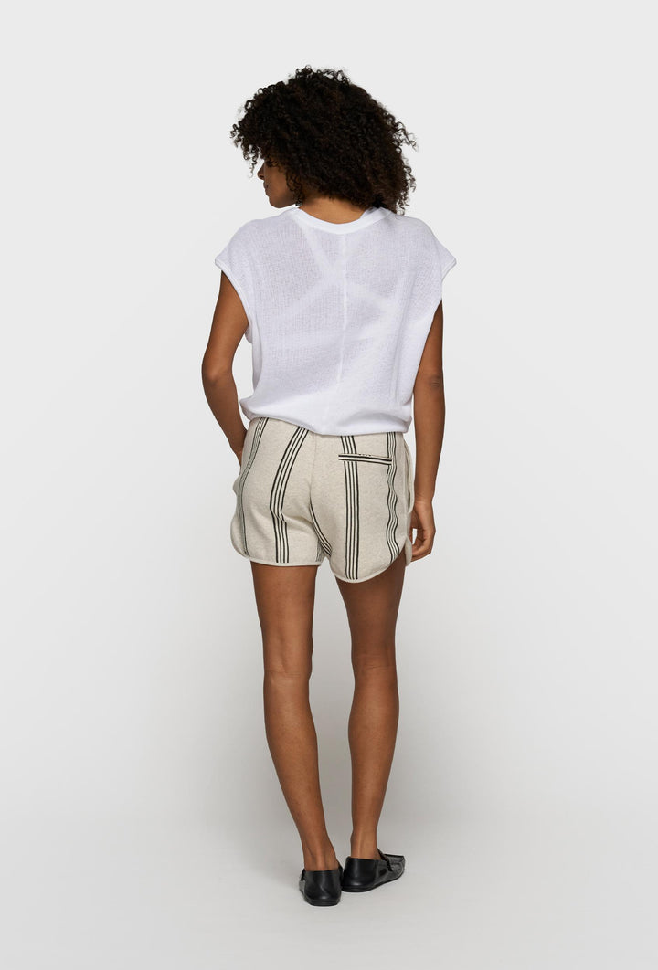 Lekki top w białym kolorze o siateczkowej strukturze