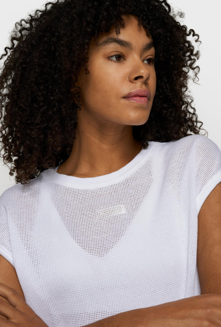 Lekki top w białym kolorze o siateczkowej strukturze