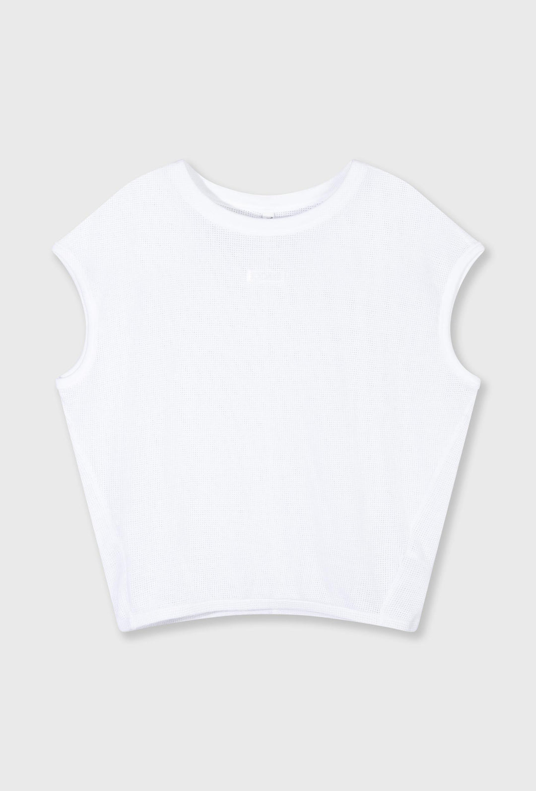 Lekki top w białym kolorze o siateczkowej strukturze