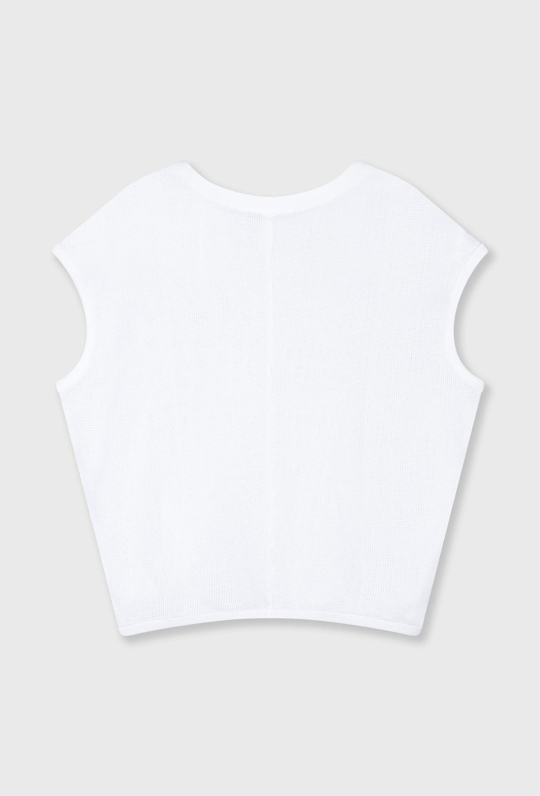 Lekki top w białym kolorze o siateczkowej strukturze