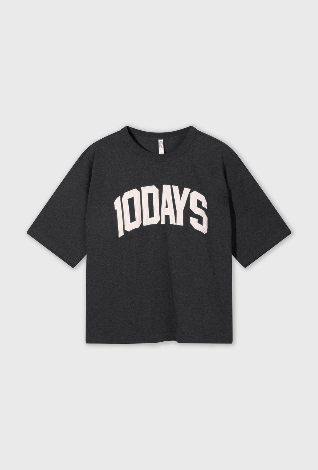 Ciemnoszary t-shirt z kontrastowym nadrukiem