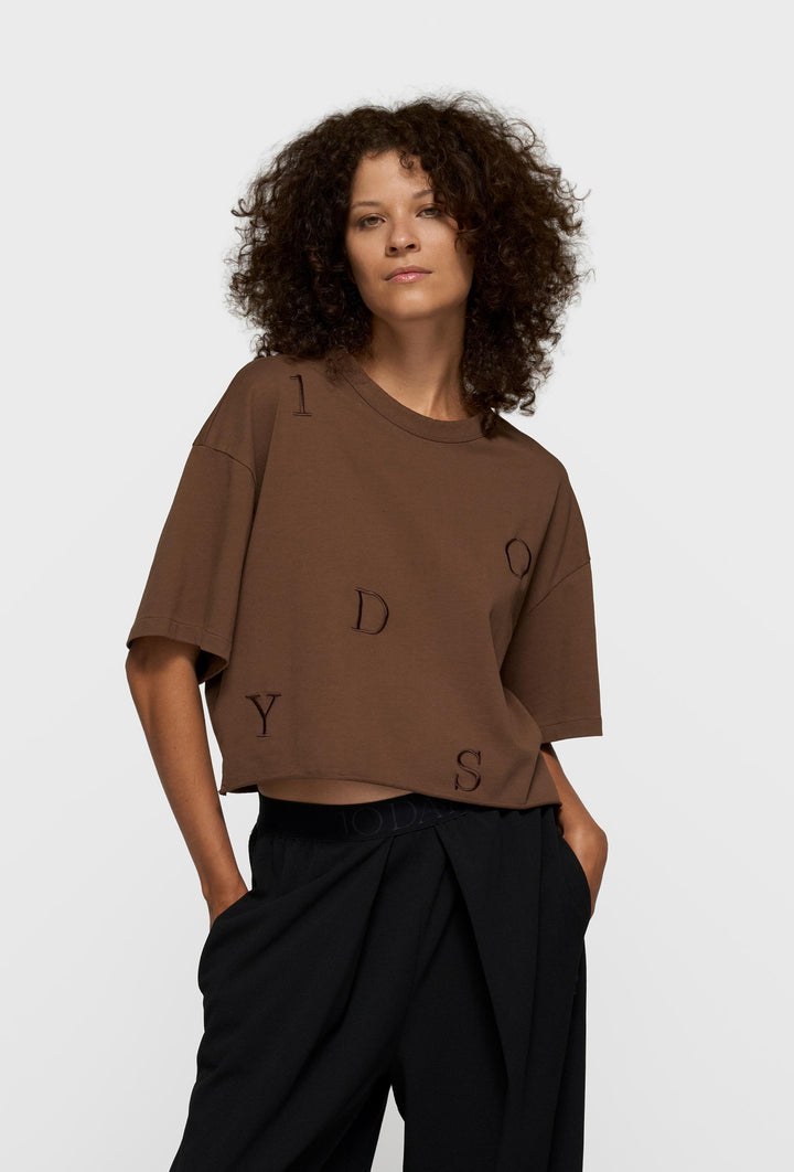 Brązowy T-shirt z haftowanymi literami