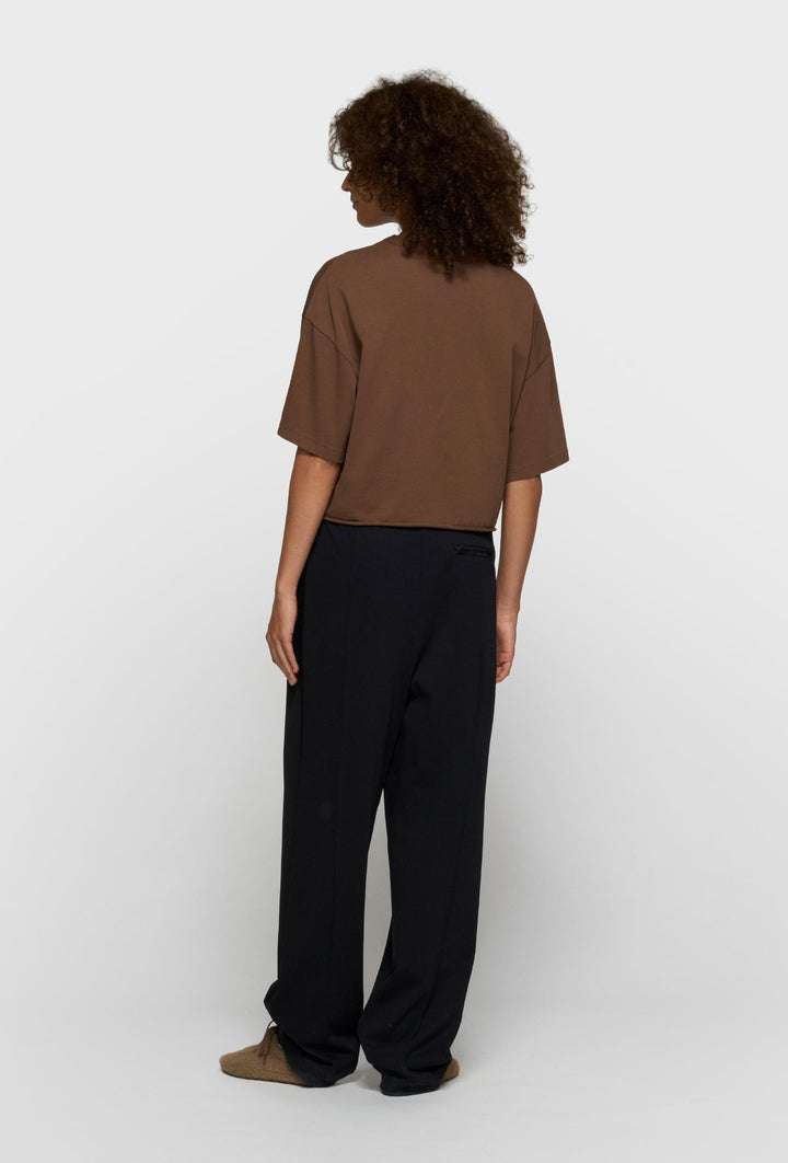 Brązowy T-shirt z haftowanymi literami