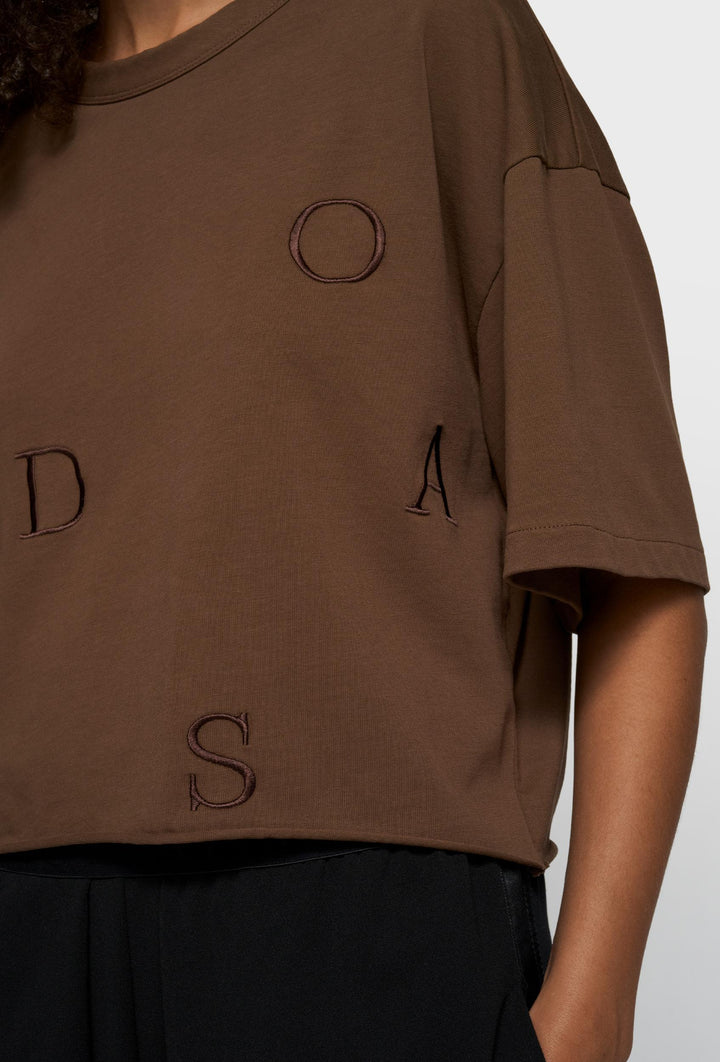 Brązowy T-shirt z haftowanymi literami