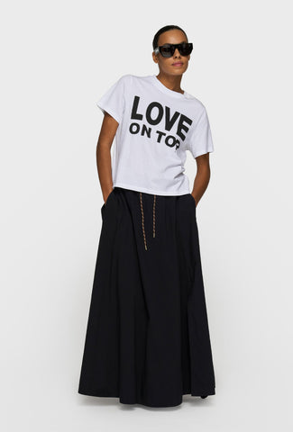 Monochromatyczny zestaw t-shirt z napisem i spódnica maxi