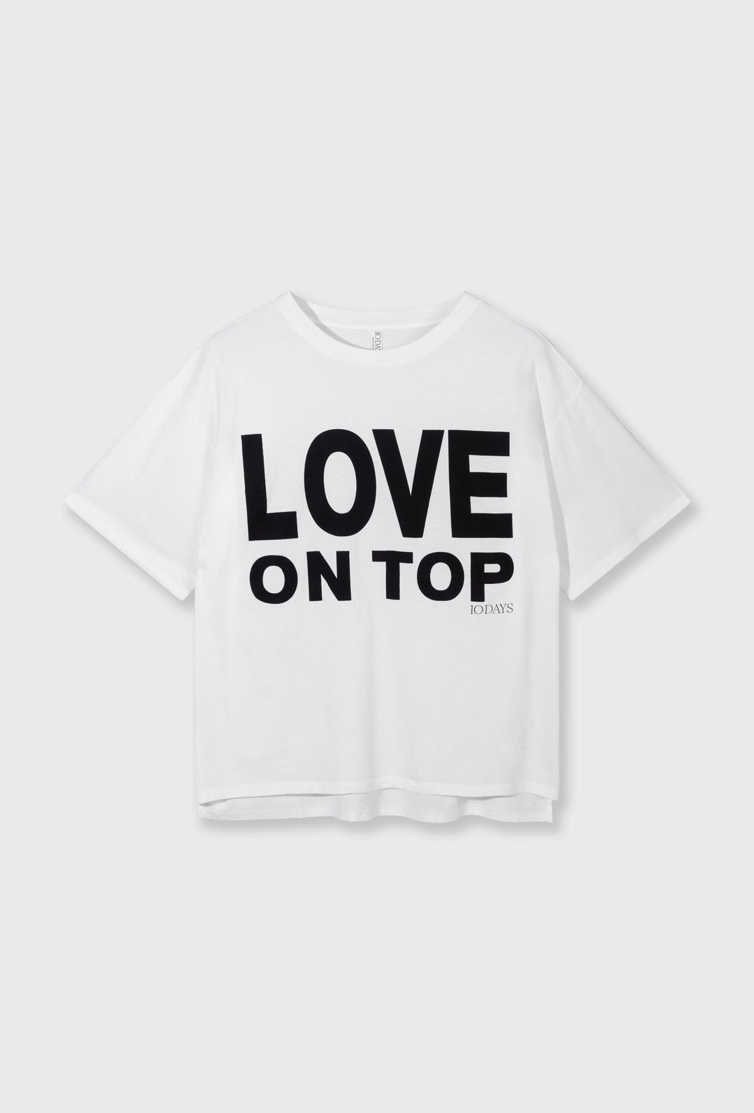 Monochromatyczny zestaw t-shirt z napisem i spódnica maxi