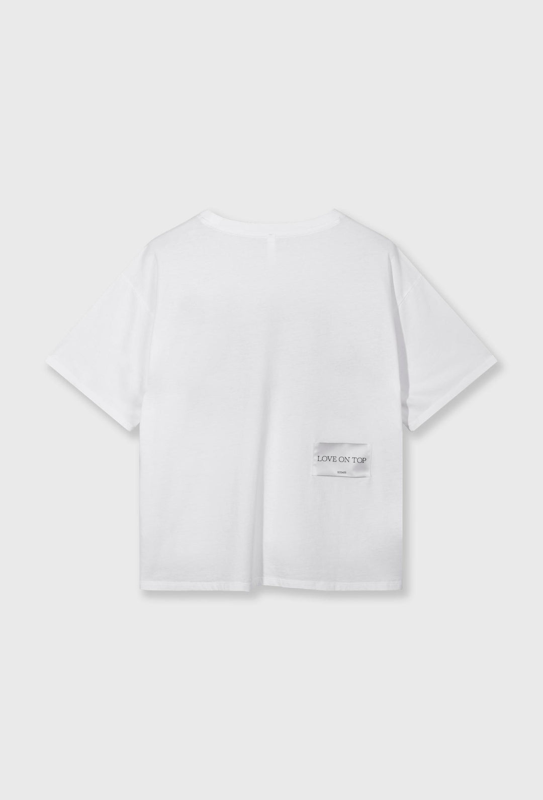 Monochromatyczny zestaw t-shirt z napisem i spódnica maxi