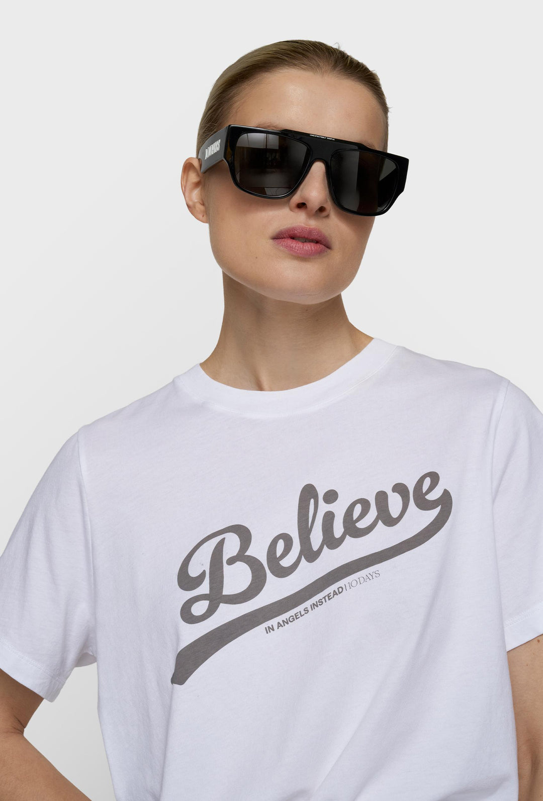 Biały bawełniany t-shirt oversize z nadrukiem