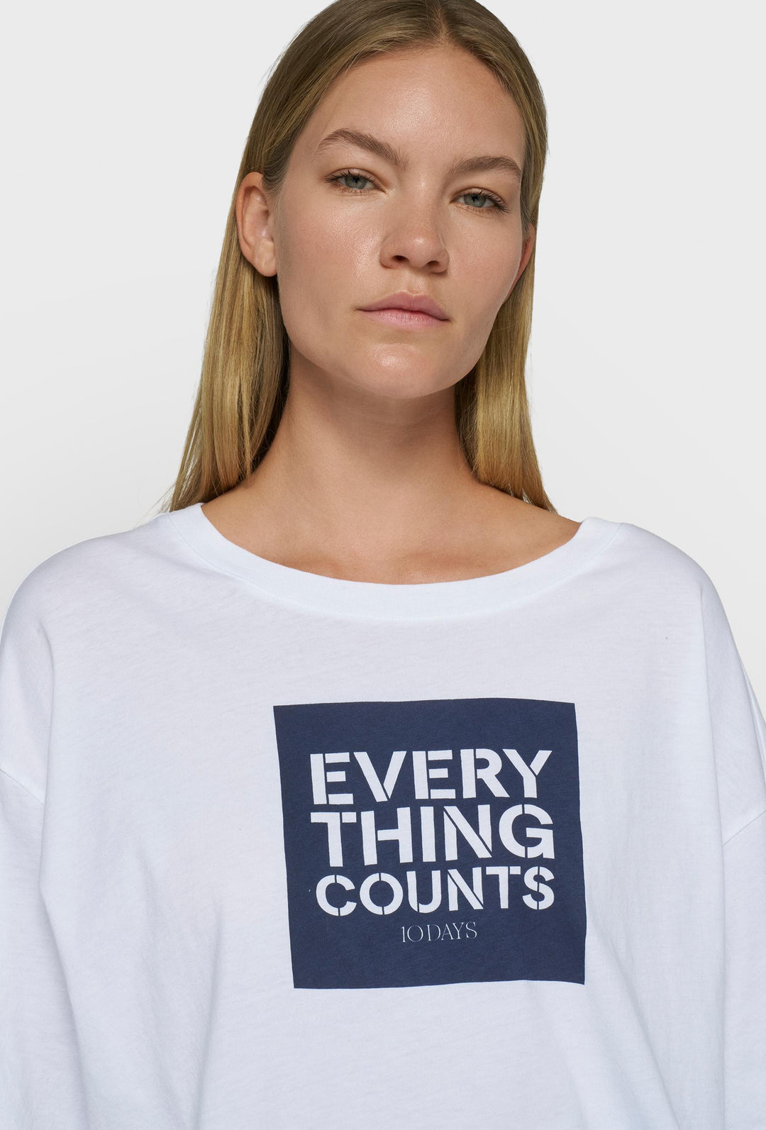 Biały T-shirt z nadrukiem Everything Counts