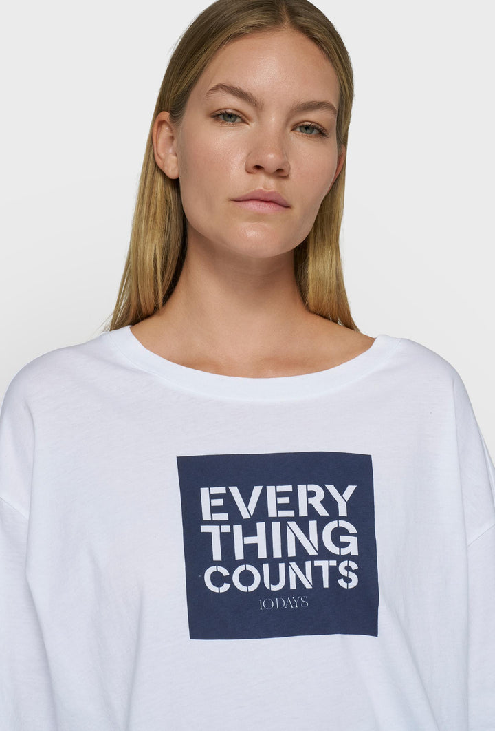 Biały T-shirt z nadrukiem Everything Counts