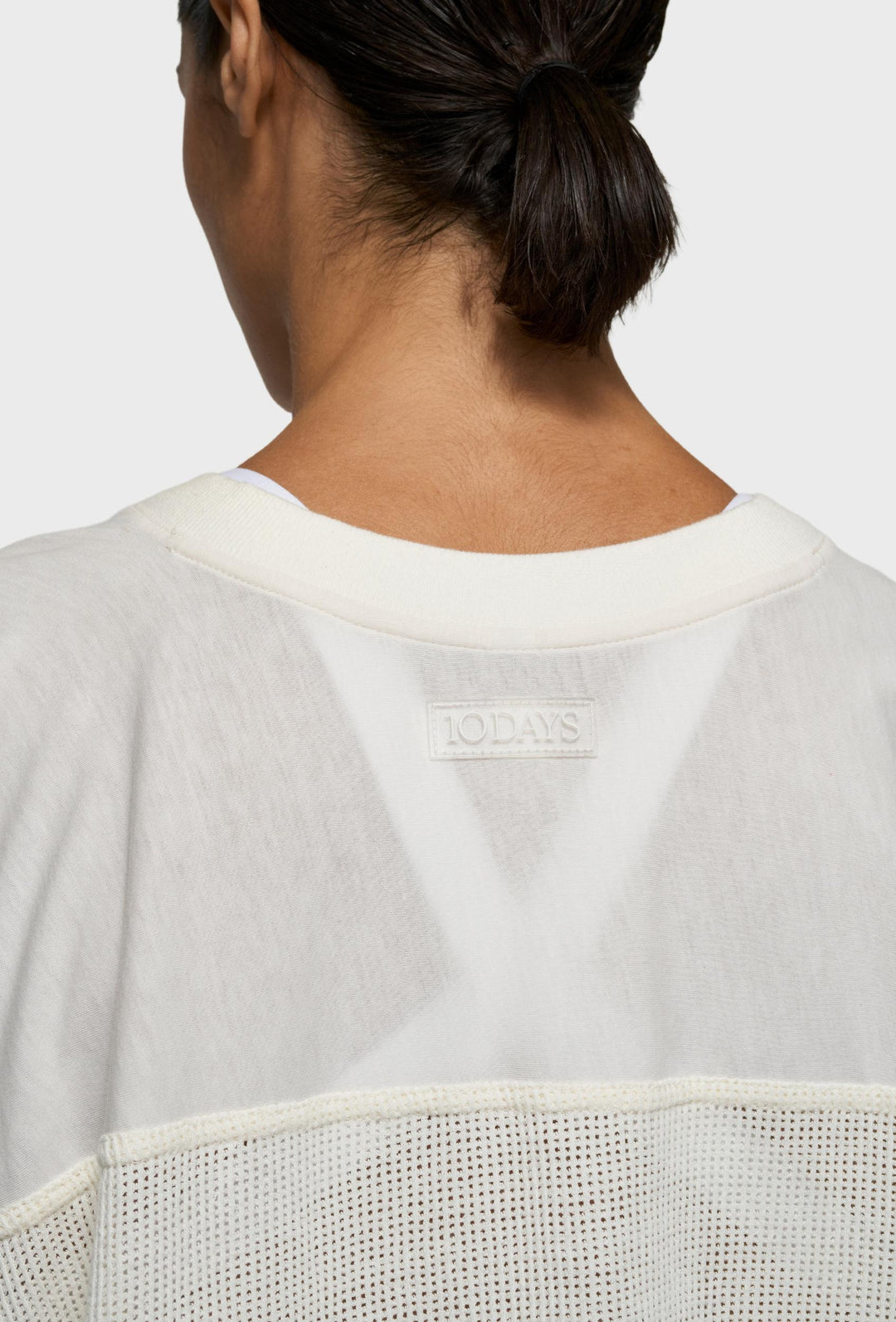 Oversizowy T-shirt o strukturze siatki „10”