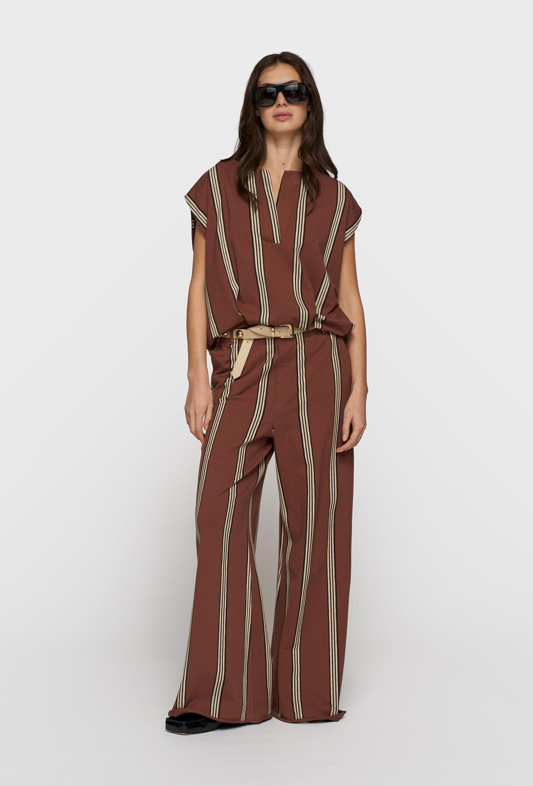 Luźmy lekki top na szerokich ramiączkach w brązowym kolorze