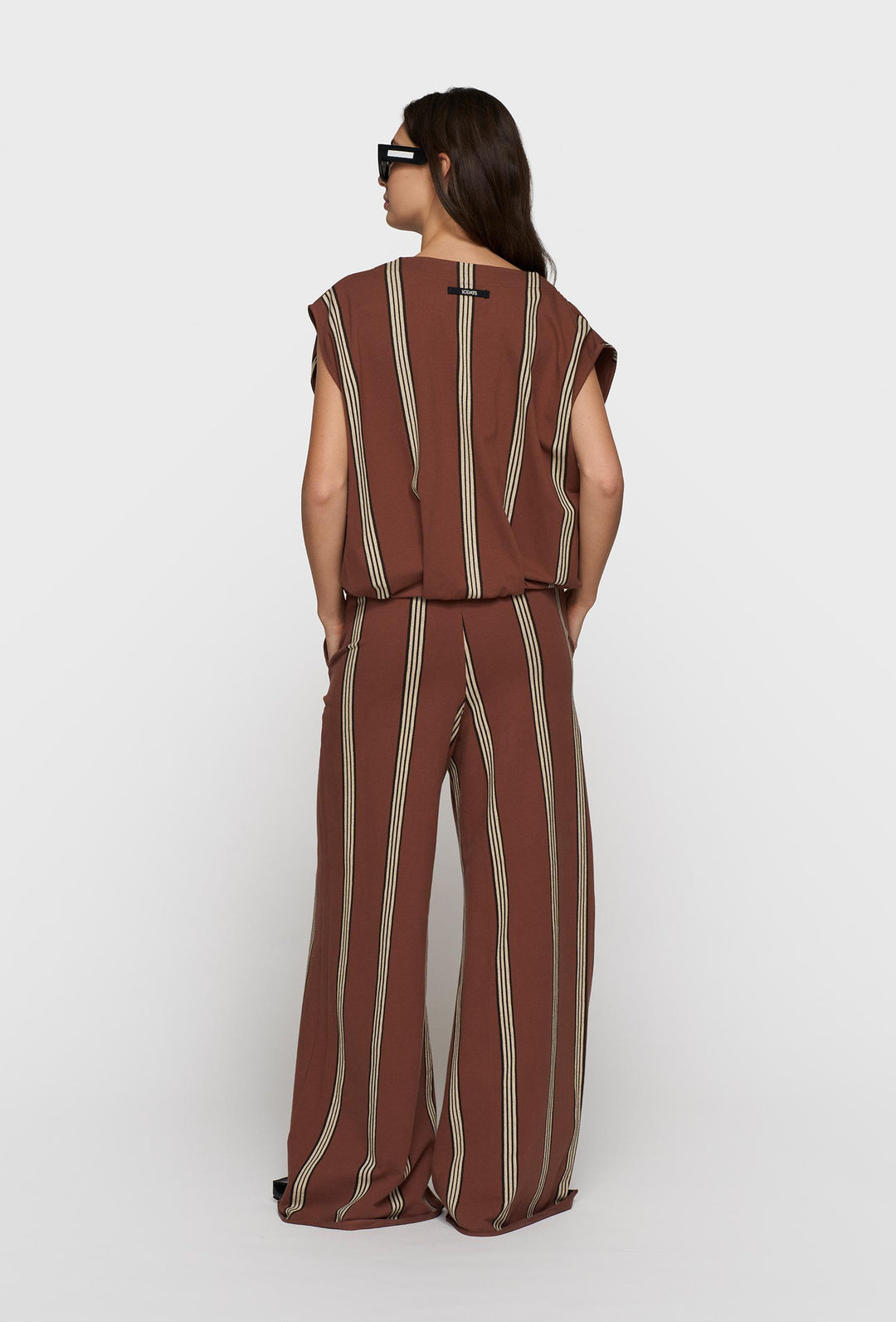 Luźmy lekki top na szerokich ramiączkach w brązowym kolorze