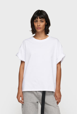 Klasyczny biały t-shirt z niewielką aplikacją z logo marki
