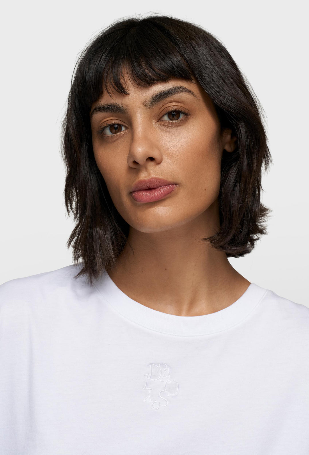 Klasyczny biały t-shirt z niewielką aplikacją z logo marki