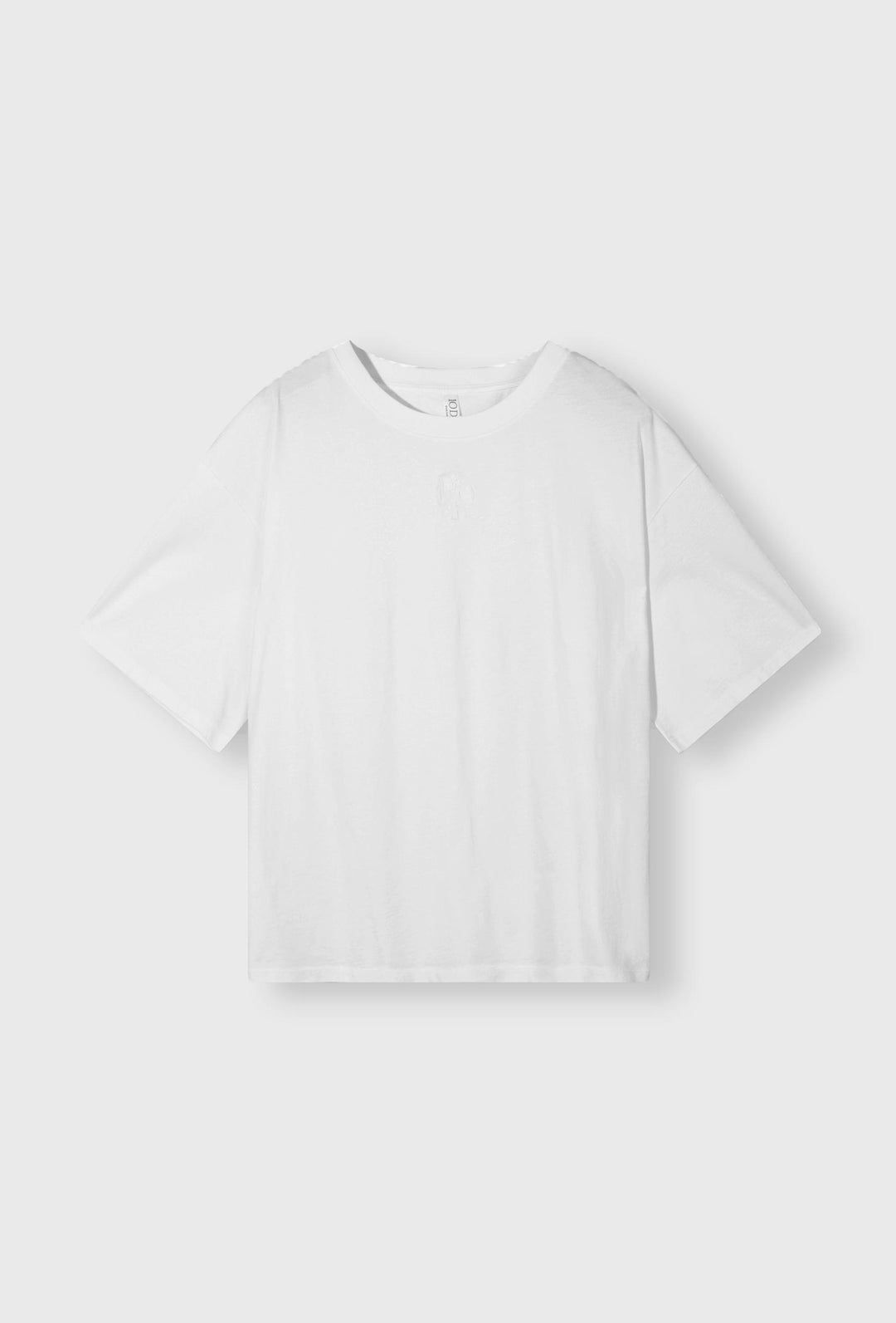 Klasyczny biały t-shirt z niewielką aplikacją z logo marki