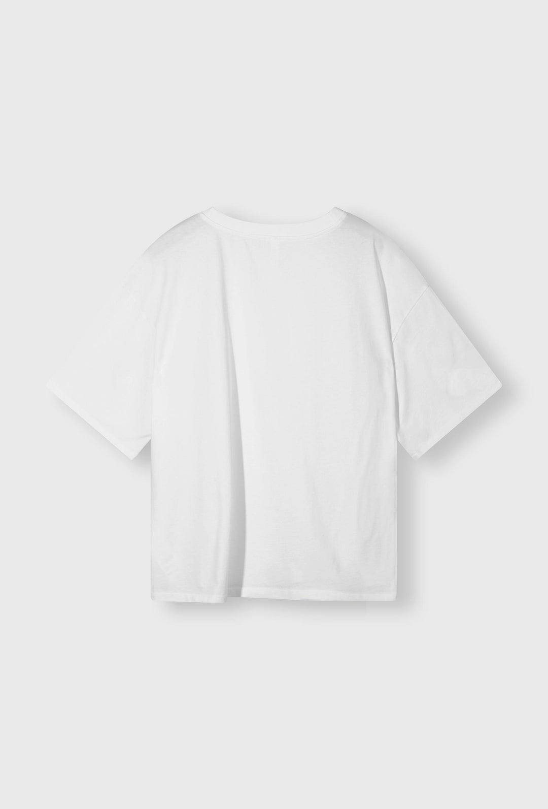 Klasyczny biały t-shirt z niewielką aplikacją z logo marki