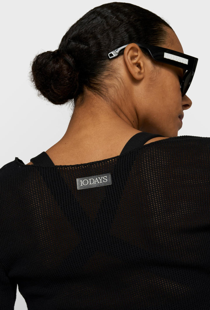 Delikatnie siateczkowa bluzka z długim rękawem