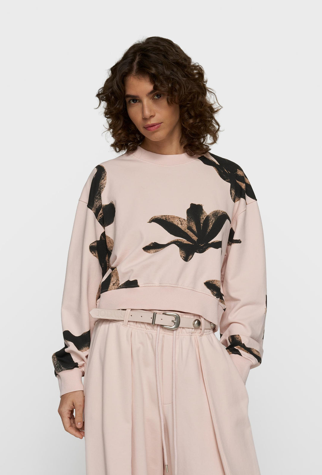 Bluza dresowa z kwiatowym nadrukiem pudrowy róż