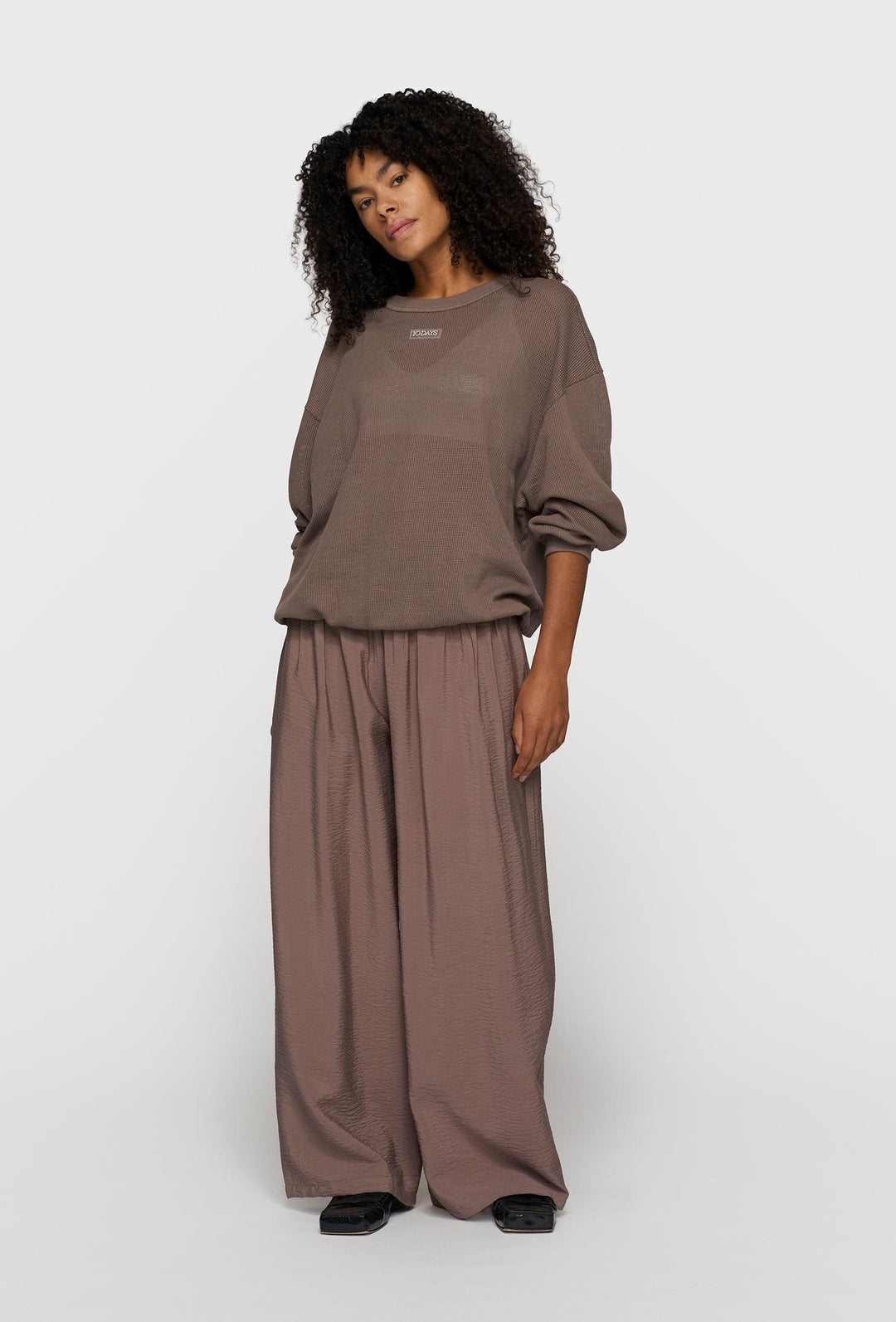 Luźna bluza o sportowym charakterze w kolorze taupe